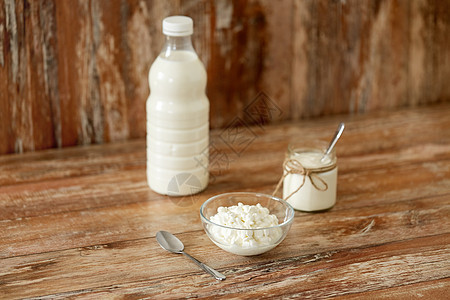 食品乳制品木制桌子上的牛奶白干酪自制酸奶牛奶,干酪自制酸奶图片