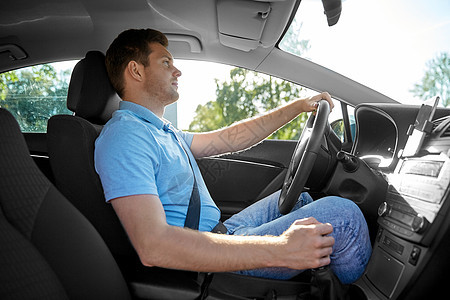 运输,车辆人的男子或司机驾驶汽车夏天驾驶汽车的人或司机图片
