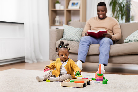 童年人的小非洲裔美国女婴玩玩具块家里非洲女婴家玩玩具积木图片