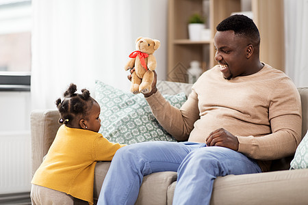 家庭,父亲人的快乐的非裔美国父亲家里婴儿女儿玩耍非裔美国父亲家玩婴儿图片