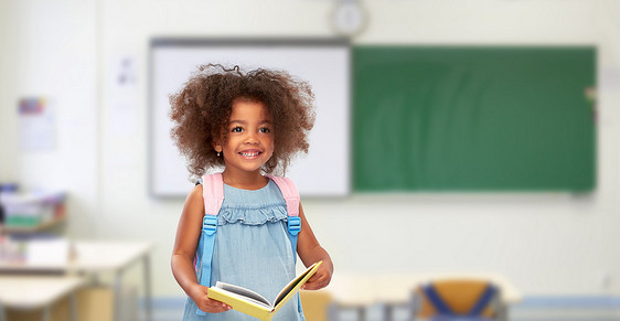 童年,学校教育快乐的非裔美国女孩与书背包课堂背景带着书背包的快乐的非洲小女孩图片