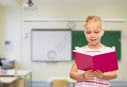 童年人的微笑的小女孩阅读书籍的课堂背景微笑的小女孩看书图片