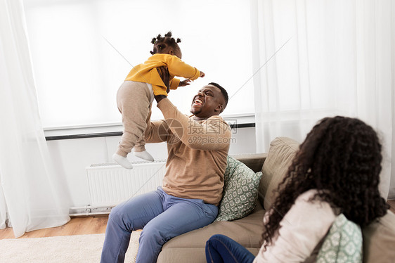 家庭,父母人的快乐的非裔美国父亲家里婴儿女儿玩耍非洲父亲家婴儿女儿玩图片
