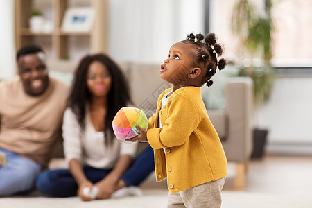 童年人的小非洲裔美国女婴玩球父母家非裔美国女婴家带球图片