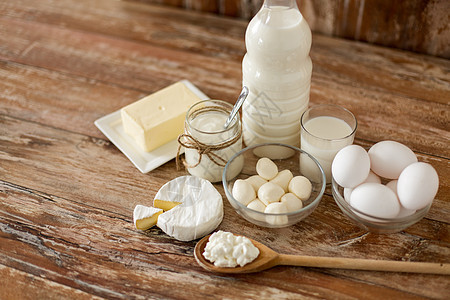 食物饮食干酪,牛奶瓶,自制酸奶与黄油鸡蛋木桌上牛奶,酸奶,鸡蛋,干酪黄油图片