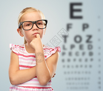 视力视力可爱的小女孩戴着黑色眼镜眼睛测试图表背景戴眼镜的小女孩超过了眼睛测试图图片