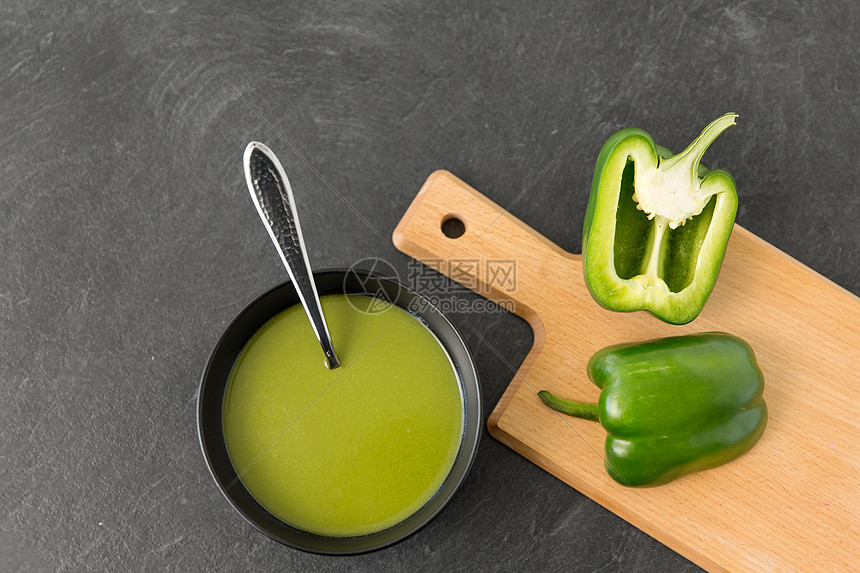 蔬菜,食物烹饪切割青椒陶瓷碗辣椒奶油汤石板石背景碗里的青椒或辣椒奶油汤图片