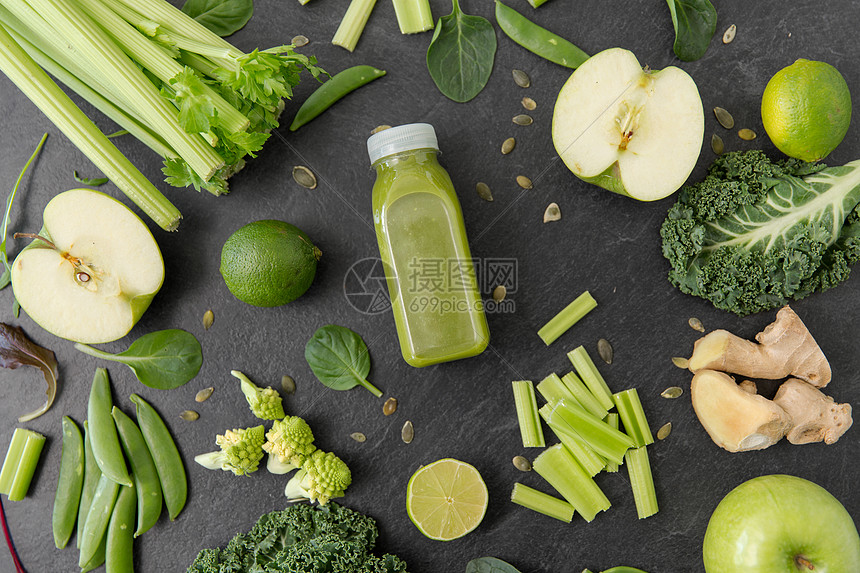 ‘~健康饮食,食物素食饮食瓶新鲜的绿色果汁或冰沙,水果蔬菜石板石背景用绿色果汁蔬菜瓶子  ~’ 的图片