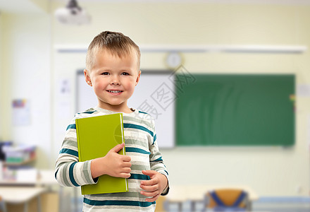 学校,教育学微笑的小男孩课堂背景下着书的肖像微笑男孩学校书的肖像图片