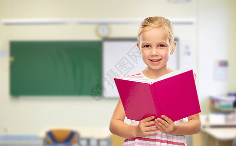 学校,教育学理念微笑的小女孩阅读书籍的课堂背景微笑的小女孩学校看书图片