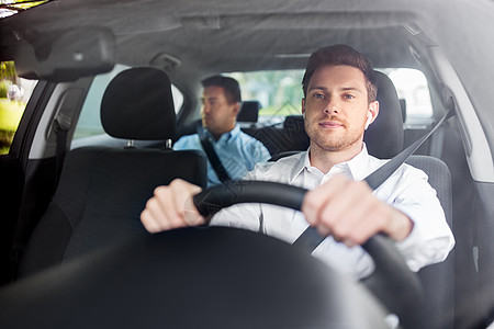 运输,车辆人的男司机与无线耳机或无手设备驾驶汽车与乘客男司机带无线耳机驾驶汽车图片