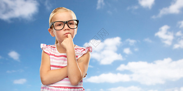 教育,学校视觉可爱的小女孩戴着黑色眼镜蓝天云彩的背景戴着黑眼镜的可爱小女孩思考图片