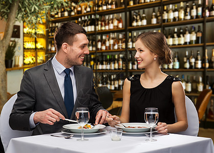 休闲奢侈的微笑的夫妇餐厅或酒吧背景下吃主菜微笑的夫妇餐厅吃主菜图片