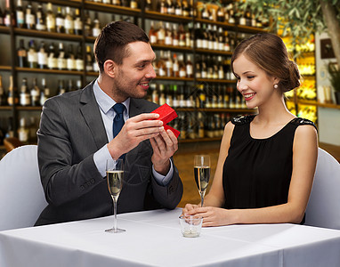 建议,假日豪华幸福的夫妇与礼品盒餐厅或酒吧背景幸福的夫妇带着礼品盒餐厅图片
