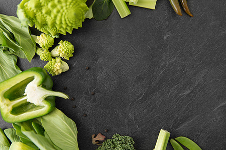 食物,烹饪健康的饮食同的绿色蔬菜石板石背景同的绿色蔬菜图片
