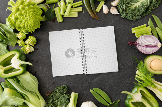 食物,饮食健康饮食同的绿色蔬菜日记与空页石板石背景绿色蔬菜日记,空页图片