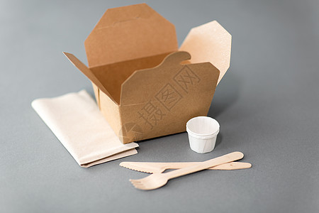 包装,回收饮食次盒外卖食品与木叉,刀餐巾纸桌子上外卖食品用次纸盒图片