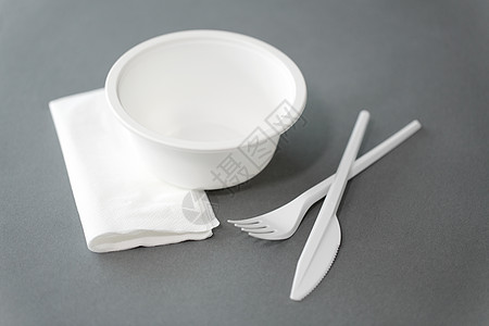 饮食,回收生态白色次塑料板与叉子,刀纸巾灰色背景带叉刀的次塑料板图片