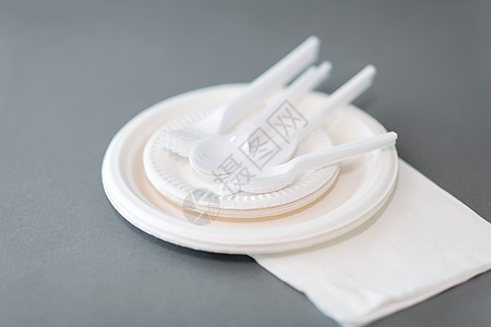 饮食,回收生态次纸盘塑料勺子,刀叉灰色背景纸盘塑料勺子,刀叉图片