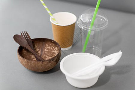 回收,环境生态友好的天然椰子碗与木制勺子叉子塑料盘子桌子上生态友好塑料餐具图片