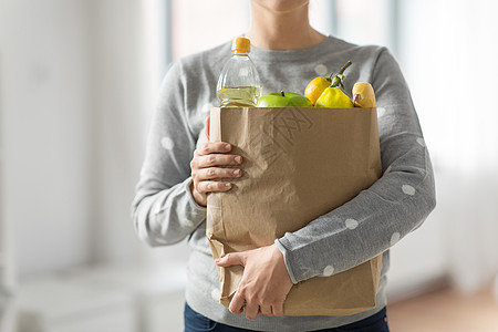 购物,健康饮食生态友好的妇女与纸袋充满食物用装满食物的纸袋把女人关起来图片