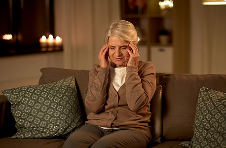 疼痛,压力人的快乐的老年妇女家里晚上头痛幸的老年妇女头痛图片
