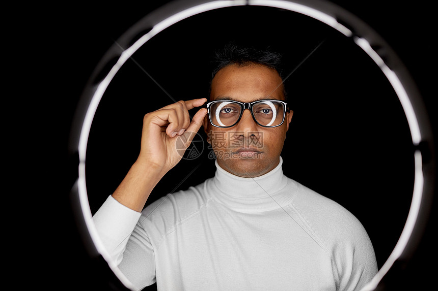 ‘~未来的技术,增强现实视觉印度男子戴着白色的眼镜,背景黑色的戴眼镜的男人黑色的白色照明下  ~’ 的图片