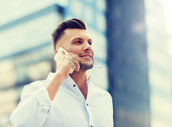 技术,通信人的快乐的人与智能手机呼叫城市街道快乐的男人用智能手机打电话到城市街道图片