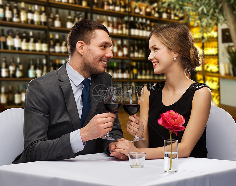 情人节,休闲豪华的微笑的夫妇餐厅背景下碰杯红酒幸福的夫妇餐馆喝红酒图片