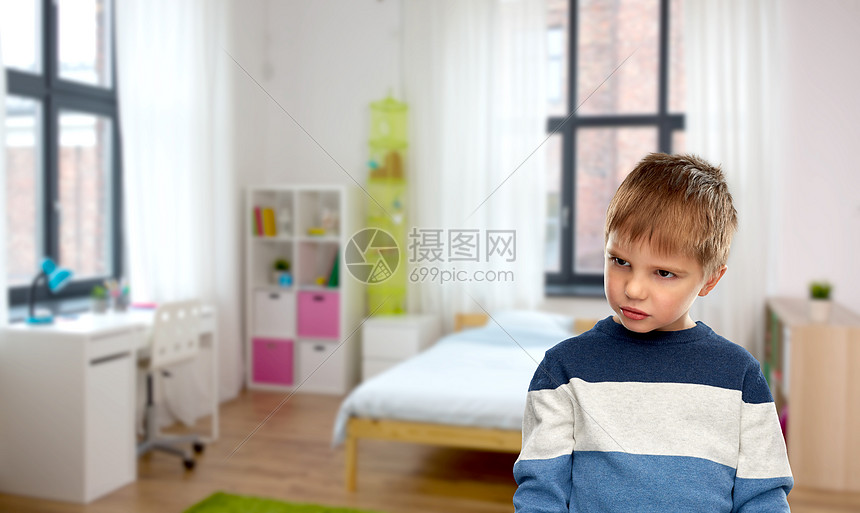 童年 表情人的阴郁的小男孩穿条纹套头衫家里的房间背景家里阴郁的小男孩的肖像高清图片下载 正版图片 摄图网 童年 表情人的阴郁的小男孩穿条纹套头衫家里的房间背景家里阴郁的小男孩的肖像高清图片下载 正版图片 摄图网