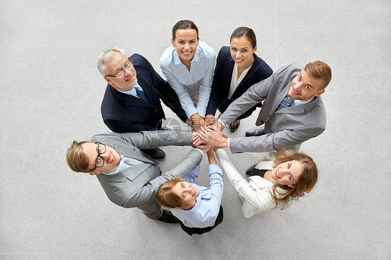 企业,人队合作的快乐的商业队堆叠双手快乐的商人堆砌双手图片