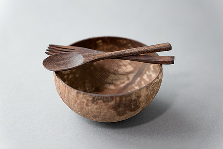 回收,餐具生态友好的椰子碗与棕色木勺叉子桌子上椰子碗,木勺叉子图片