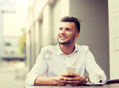 商业,技术人的快乐的年轻人与智能手机咖啡杯短信城市街道咖啡馆城市咖啡馆里有智能手机咖啡的男人图片