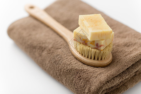 毛巾牙刷美容,水疗健康密切制作肥皂棒自然刚毛木刷浴巾上精心制作的肥皂棒,天然刷子浴巾背景
