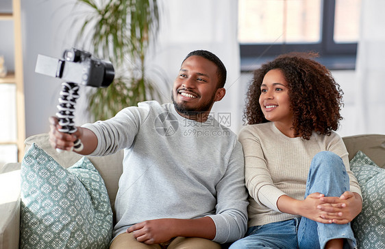 博客,视频博客人的快乐的非裔美国人夫妇的视频博客与相机视频博客家里几个视频博主带着相机家图片