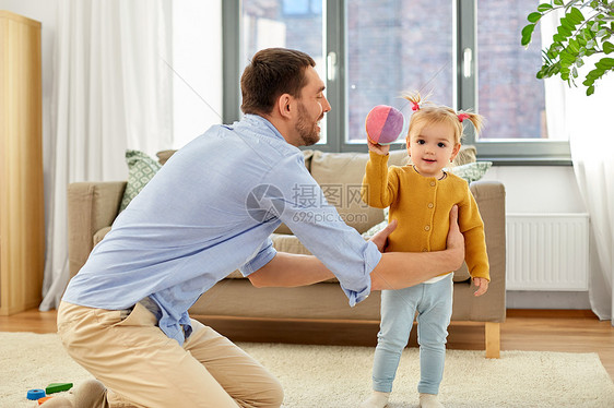 家庭,父亲人的快乐的父亲小女儿家里玩球爸爸宝贝女儿家玩球图片
