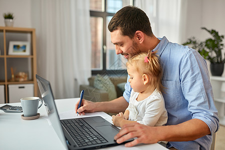 多任务,自由职业父亲的工作父亲与婴儿女儿笔记本电脑家庭办公室家里办公室宝贝女儿起工作的父亲图片