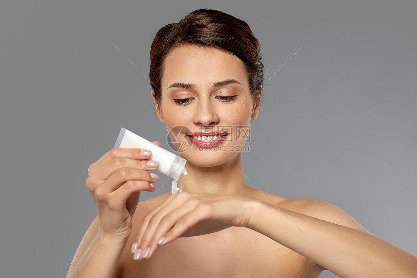 美容 化妆品身体护理美丽的女人用保湿霜她的手女人把保湿霜涂手上高清图片下载 正版图片 摄图网