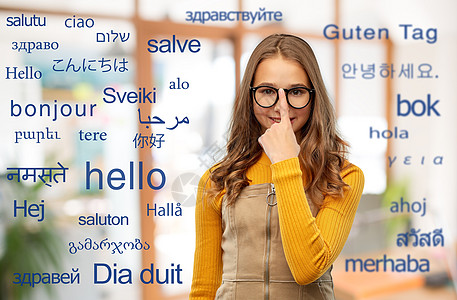 学校,教育学微笑的十几岁的学生女孩戴着眼镜,用同的外语问候语学生女孩超过外语单词图片
