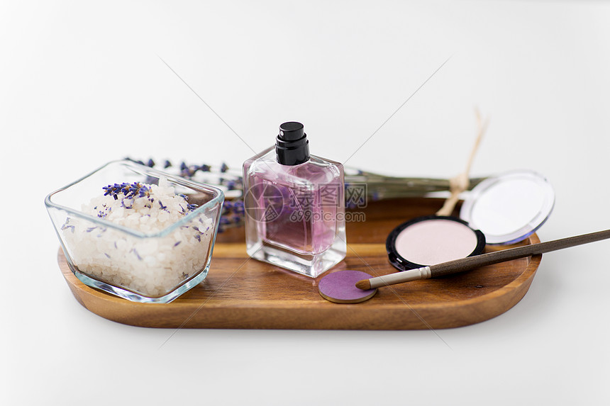 ‘~美丽,化妆健康海盐,香水,薰衣草矿物化妆品木制托盘木制托盘上的海盐香水薰衣草  ~’ 的图片