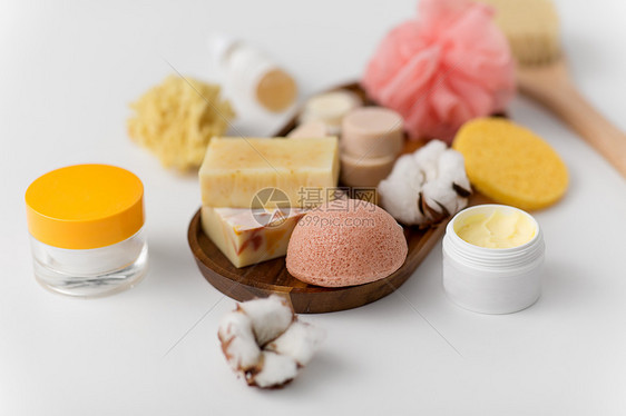 美容,水疗健康魔芋海绵,精心制作的肥皂棒,身体黄油奶油木托盘手工制作的肥皂,海绵木托盘图片