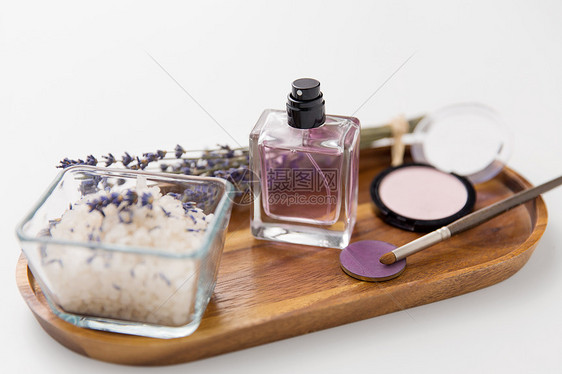 美丽,化妆健康海盐,香水,薰衣草矿物化妆品木制托盘木制托盘上的海盐香水薰衣草图片