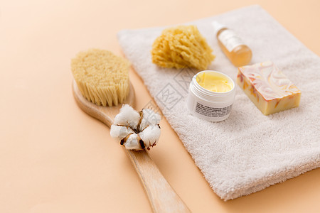 美容,水疗健康精心制作的肥皂棒,天然刚毛木刷,身体黄油与海绵精油浴巾上浴巾上的肥皂刷子海绵身体黄油图片