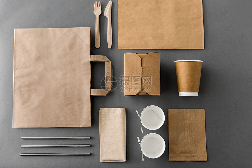 包装,回收饮食次纸容器的外卖食品与杯子,袋子,餐巾纸餐具桌子上次纸外卖食品包装材料图片