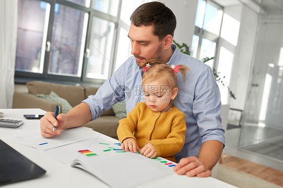 多任务,自由职业父亲的工作的父亲与婴儿女儿家里的办公室家里办公室宝贝女儿起工作的父亲图片