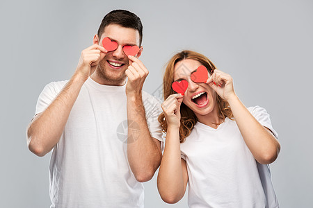 爱,情人节关系的微笑的夫妇与红色的心,而眼睛幸福的夫妇用红心代替眼睛图片