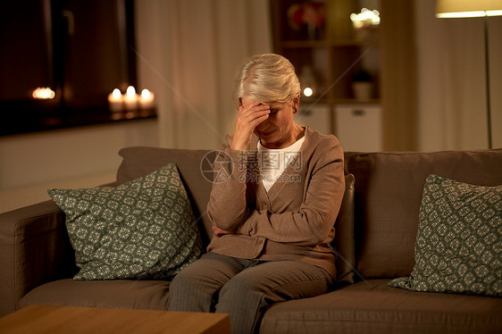 疼痛,压力人的快乐的老年妇女家里晚上头痛幸的老年妇女头痛图片