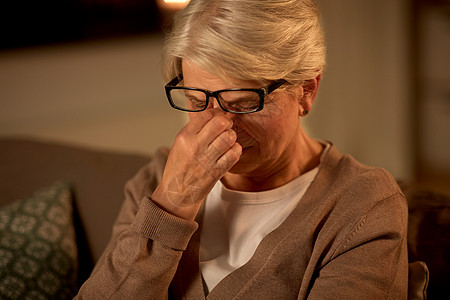 年老,视力人的疲惫的老年妇女戴着眼镜,晚上家里揉眼睛疲惫的老年妇女晚上家戴眼镜图片