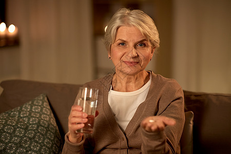 医学,保健老年老年妇女家里晚上吃药喝水家里有水药的高级女人图片