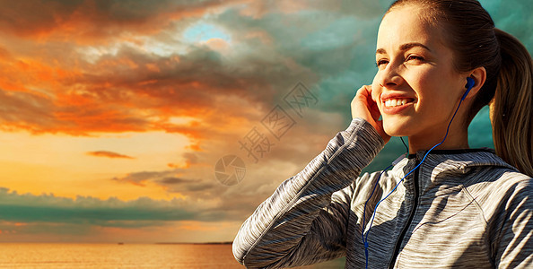 健身,运动人的快乐的夫妇跑步听音乐耳机海上日落天空的背景幸福的,耳机海上跑图片